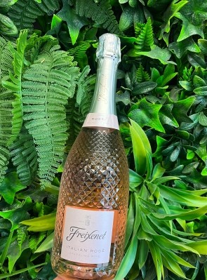 Sparkling rose wine